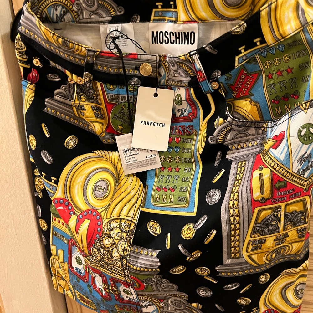 Size 6 moschino skirt never been worn. Tags on
